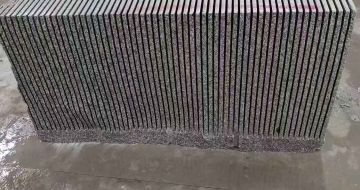 济南芝麻白毛板荒料切割