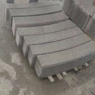 济南芝麻白弧形路牙石