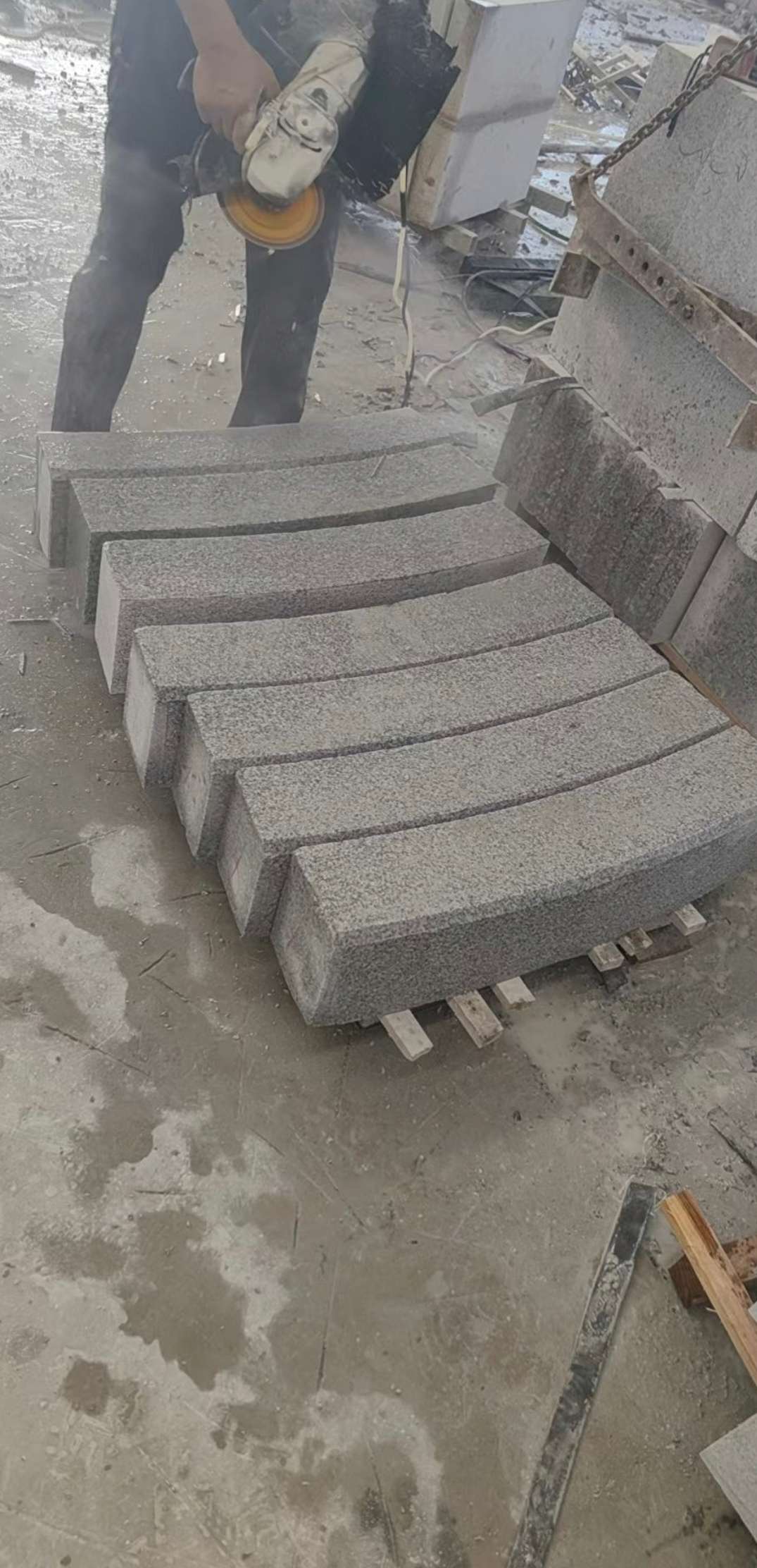 济南芝麻白弧形路牙石